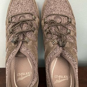 Dansko size 41 walking shoe . New !